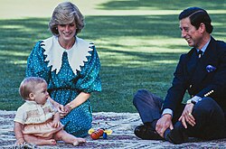 เจ้าชายวิลเลียมในวัยเยาว์กับพระบิดาและพระมารดา